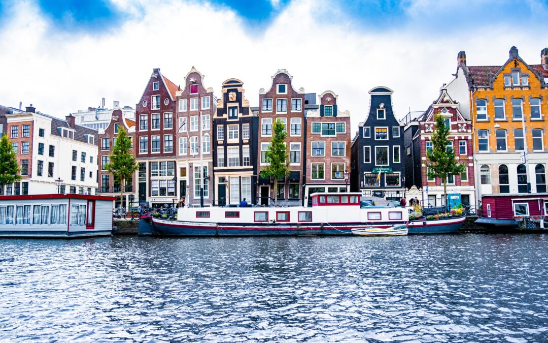 Enjoy a canal cruise Amsterdam on King’s Day
